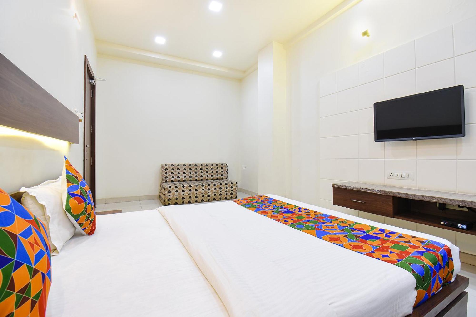 Fabhotel Royal Suits - Nr Mahadji Shinde Chhatri Mundhva المظهر الخارجي الصورة