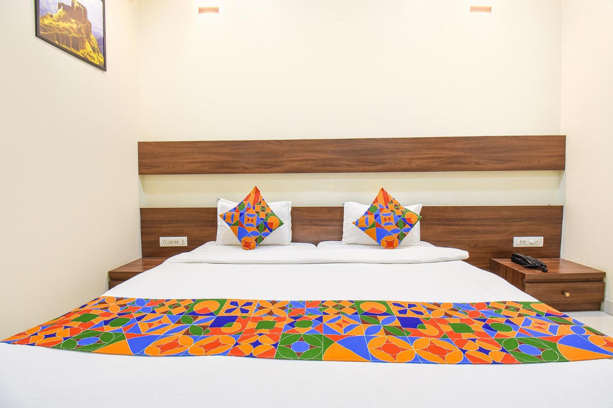 Fabhotel Royal Suits - Nr Mahadji Shinde Chhatri Mundhva المظهر الخارجي الصورة
