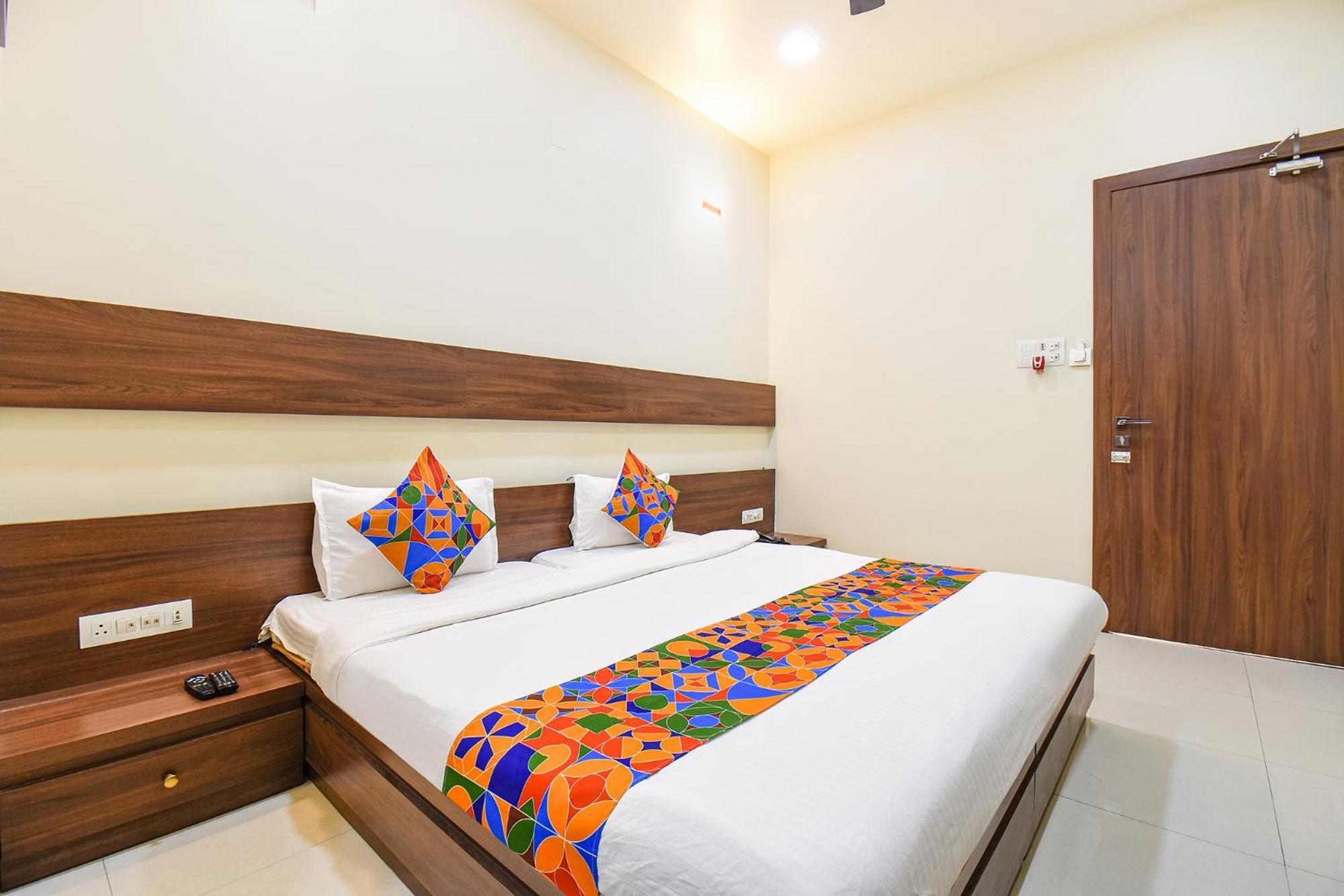 Fabhotel Royal Suits - Nr Mahadji Shinde Chhatri Mundhva المظهر الخارجي الصورة