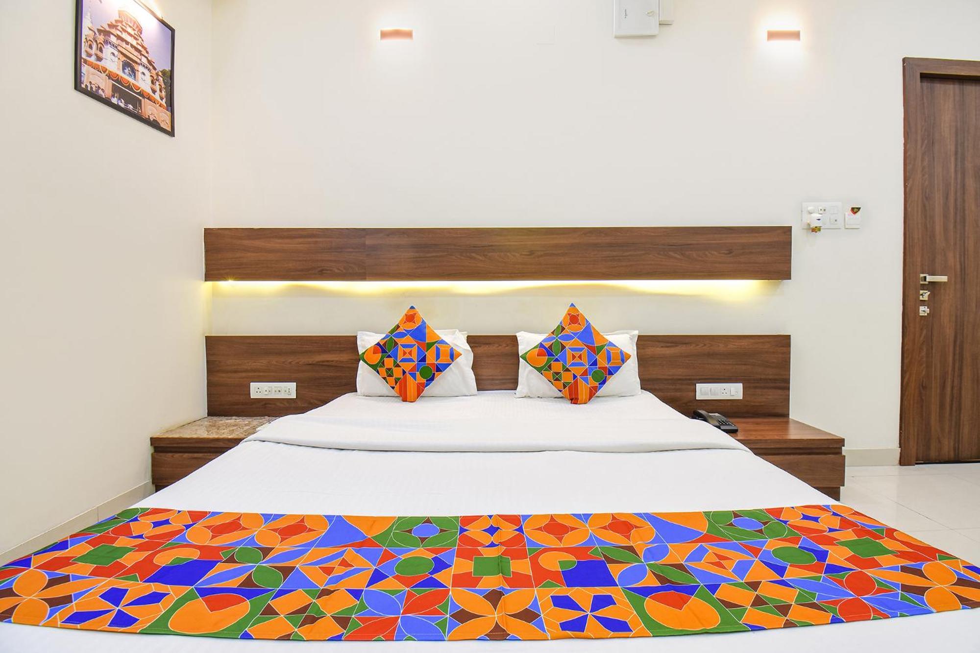 Fabhotel Royal Suits - Nr Mahadji Shinde Chhatri Mundhva المظهر الخارجي الصورة