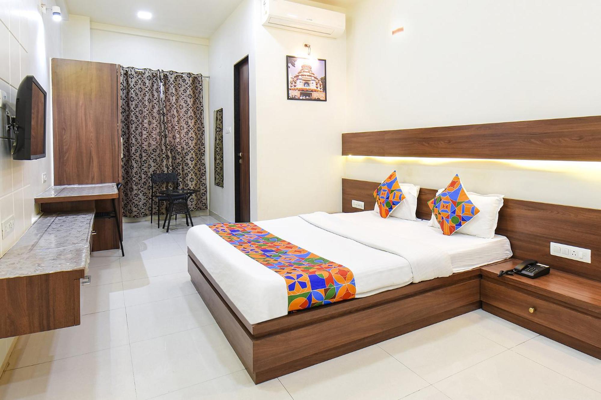 Fabhotel Royal Suits - Nr Mahadji Shinde Chhatri Mundhva المظهر الخارجي الصورة