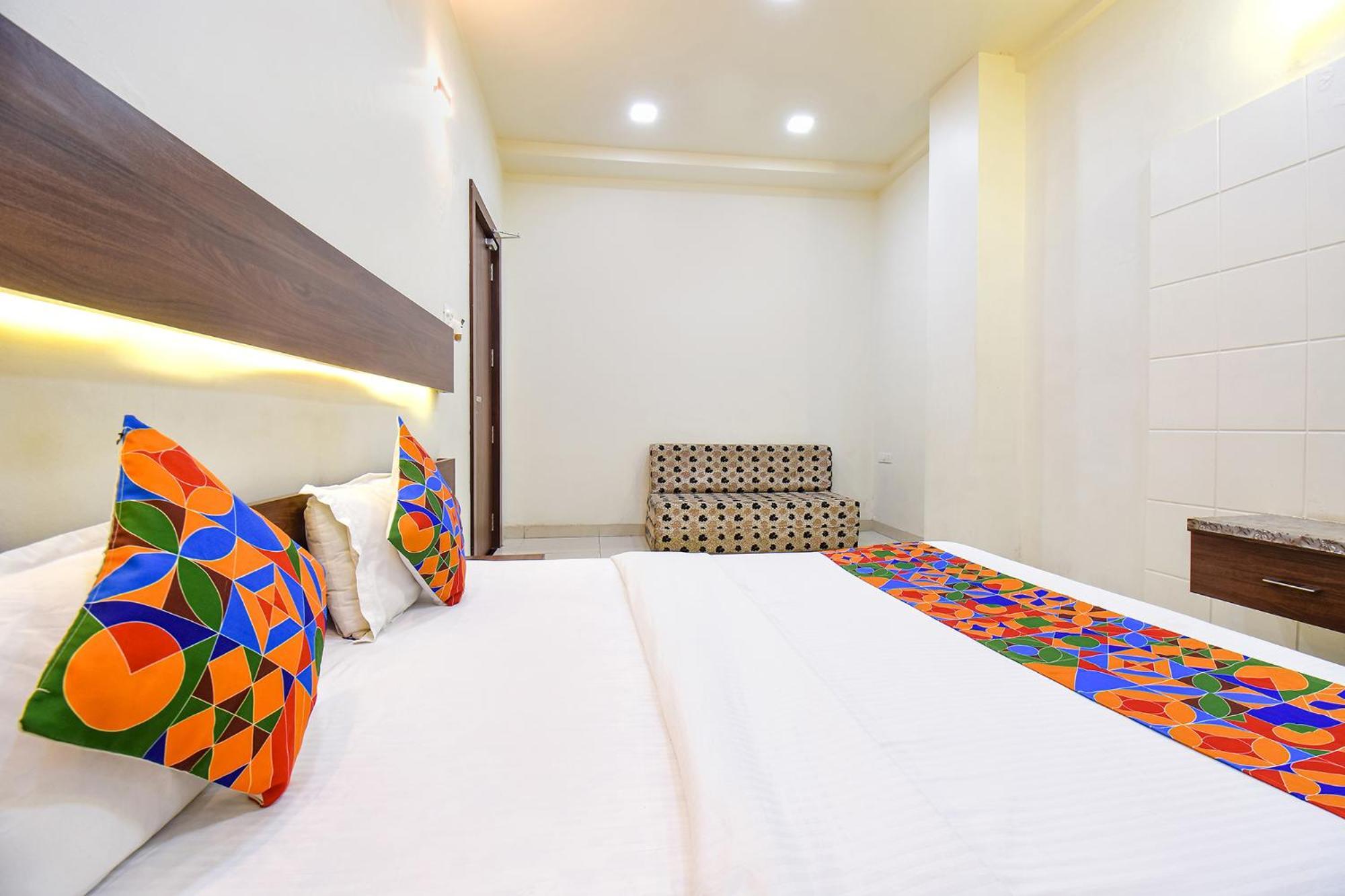 Fabhotel Royal Suits - Nr Mahadji Shinde Chhatri Mundhva المظهر الخارجي الصورة