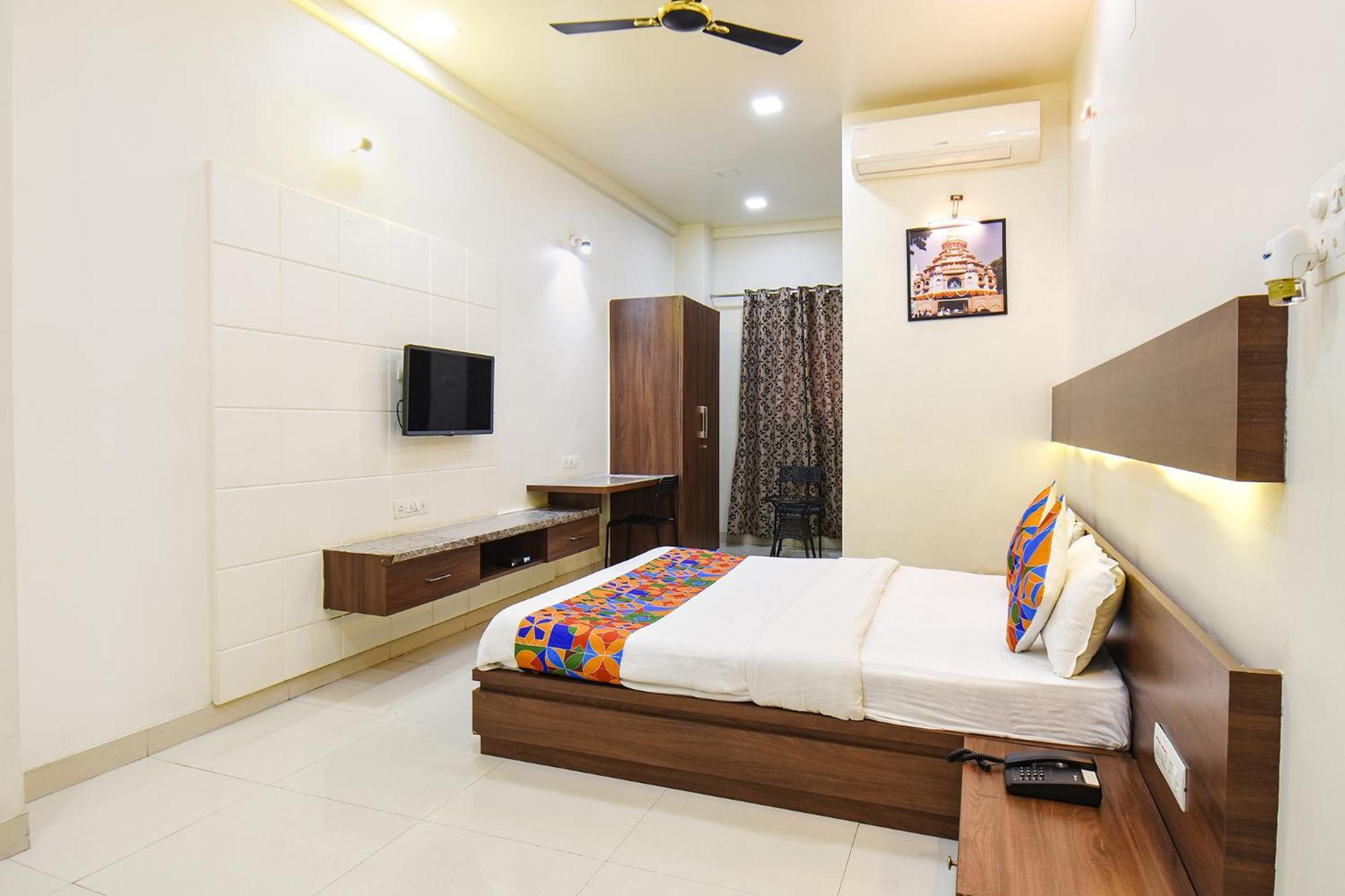 Fabhotel Royal Suits - Nr Mahadji Shinde Chhatri Mundhva المظهر الخارجي الصورة